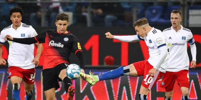 Torschützen unter sich: HSV-Profi Sonny Kittel (r) und Kiels Benedikt Pichler. Foto: Christian Charisius/dpa Torschützen unter sich: HSV-Profi Sonny Kittel (r) und Kiels Benedikt Pichler. Foto: Christian Charisius/dpa