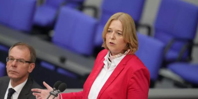 Bärbel Bas (SPD) spricht nach ihrer Wahl zur Bundestagspräsidentin bei der konstituierenden Sitzung des neuen Bundestags. Foto: Kay Nietfeld/dpa Bärbel Bas (SPD) spricht nach ihrer Wahl zur Bundestagspräsidentin bei der konstituierenden Sitzung des neuen Bundestags. Foto: Kay Nietfeld/dpa