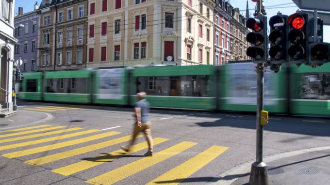 Ein Tram an der Feldbergstrasse an der Kreuzung zur Klybeckstrasse in Basel. Basel Tram