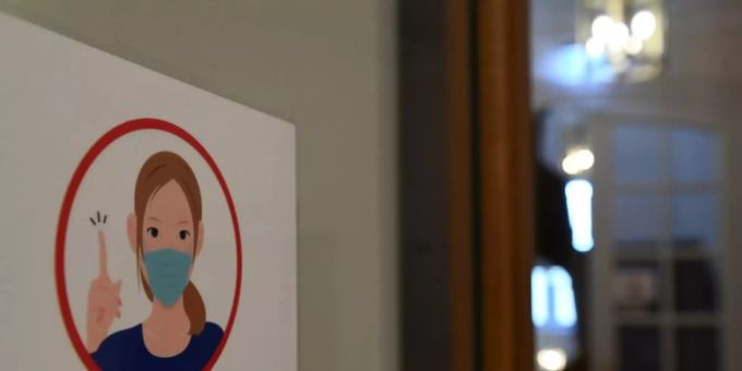 Hinweis auf Maskenpflicht im bayerischen Landtag Hinweis auf Maskenpflicht im bayerischen Landtag