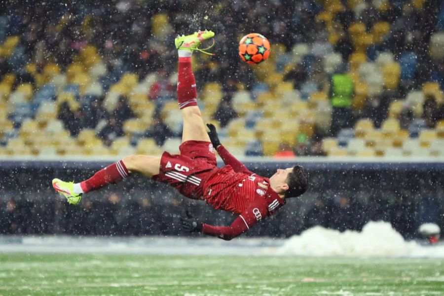 Robert Lewandowski trifft für Bayern München per Fallrückzieher gegen Dynamo Kiew in der Champions League.