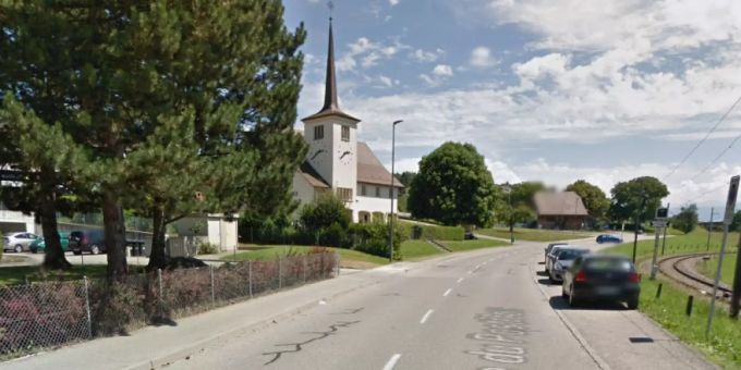Die Route du Postillon in Courtepin verläuft parallel zur Bahnstrecke Murten-Freiburg und an dieser Kirche vorbei. Die Route du Postillon in Courtepin verläuft parallel zur Bahnstrecke Murten-Freiburg und an dieser Kirche vorbei.