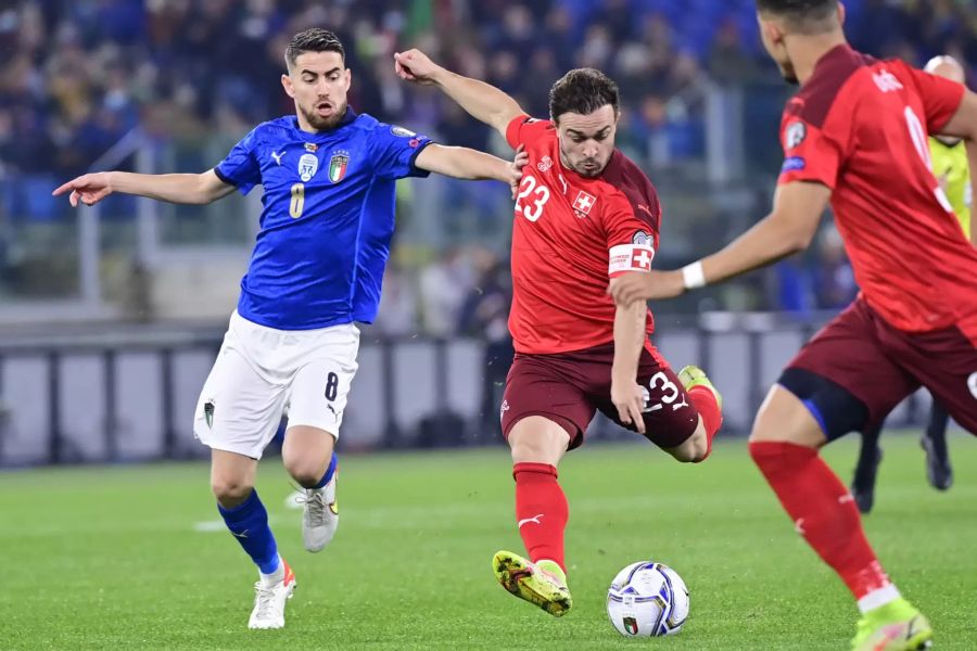 Nati-Captain Xherdan Shaqiri (r.) im Duell mit Italiens Jorginho (l.).