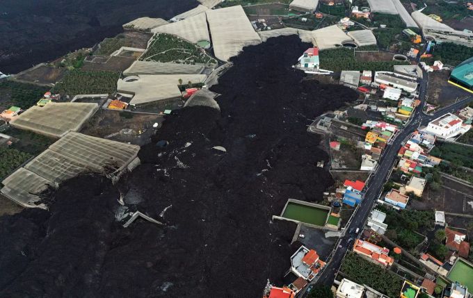 Luftaufnahme von unbewohnten Häusern, die durch den Ausbruch des Vulkans Cumbre Vieja in La Laguna, La Palma, Kanarische Inseln, Spanien, am 12. November 2021 mit Asche und Lava bedeckt sind. la palma