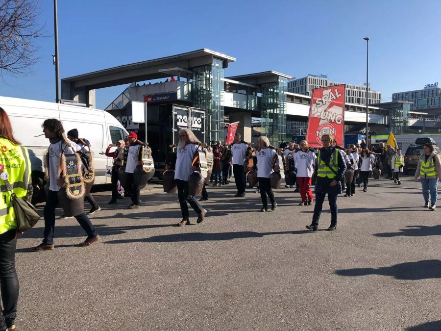 In Bern-Wankdorf demonstrieren Tausende Skeptiker gegen die Corona-Massnahmen.