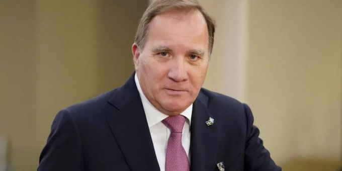 Schwedens Ministerpräsident Stefan Löfven macht Platz für seine Finanzministerin. Foto: John Minchillo/POOL AP/dpa Schwedens Ministerpräsident Stefan Löfven macht Platz für seine Finanzministerin. Foto: John Minchillo/POOL AP/dpa