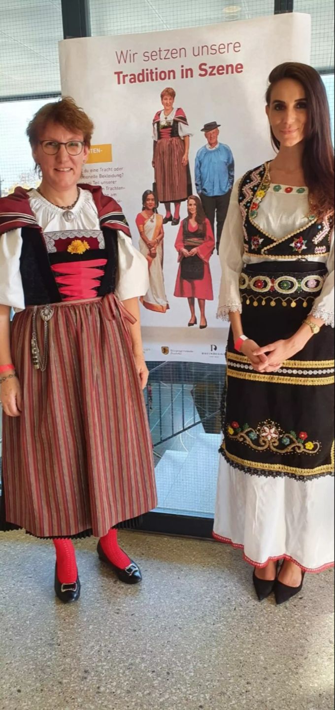 Shqipe Sylejmani (rechts) in ihrer kosovarischen Tracht. Shqipe Sylejmani