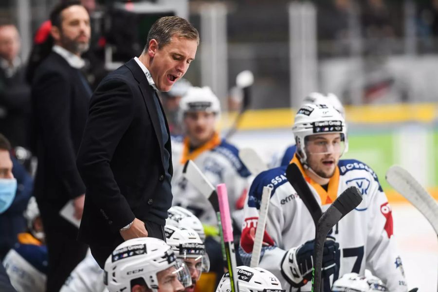 Zugs Cheftrainer Dan Tangnes während eines Spiels gegen den HC Lugano.