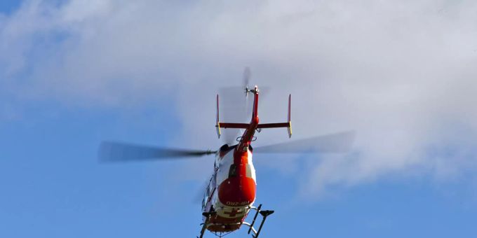 Ein Rega-Helikopter flog den womöglich schwer verletzten Polizisten ins Universitätsspital Zürich. (Symbolbild) Ein Rega-Helikopter flog den womöglich schwer verletzten Polizisten ins Universitätsspital Zürich. (Symbolbild)