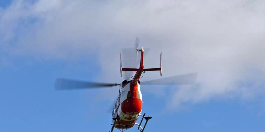 Ein Rega-Helikopter flog den womöglich schwer verletzten Polizisten ins Universitätsspital Zürich. (Symbolbild)