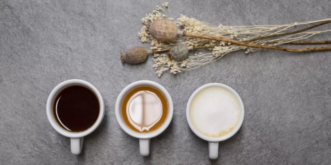 drei Kaffeetassen mit unterschiedlich gefärbtem Kaffee