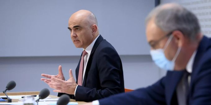 Bundesrat Alain Berset, links, spricht an der Seite von Bundesratspräsident Guy Parmelin rechts, während einer Medienkonferenz des Bundesrates zur aktuellen Situation im Zusammenhang mit dem Coronavirus, am Freitag, 10. Dezember 2021, im Medienzentrum Bundeshaus in Bern. (KEYSTONE/Anthony Anex) Coronavirus Massnahmen Bundesrat