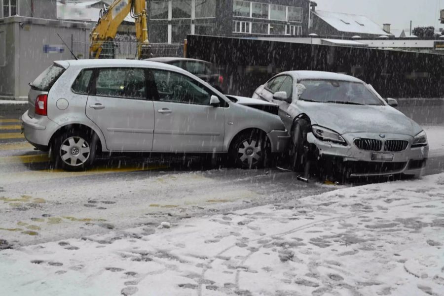 Auch in Gossau SG kam es zu einem Verkehrsunfall. Ein 36-Jähriger geriet bei einem Bremsvorgang ins Rutschen.