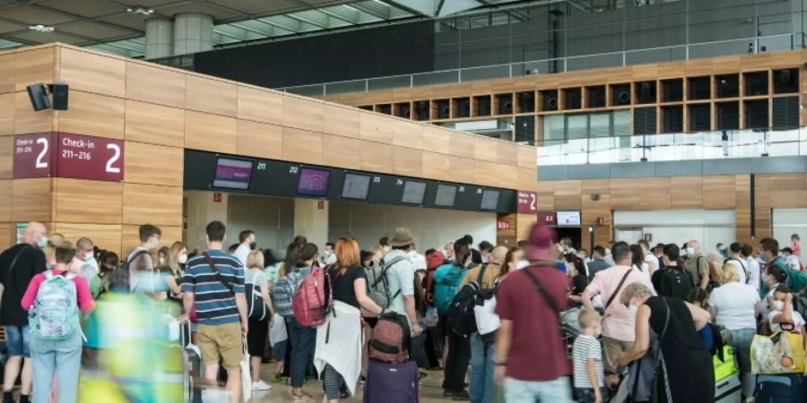 Passagiere am Flughafen Berlin-Brandenburg