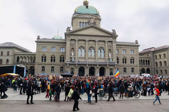 Hunderte haben sich vor dem Bundeshaus in Bern zum Klimastreik versammelt. bundesplatz klimastreik