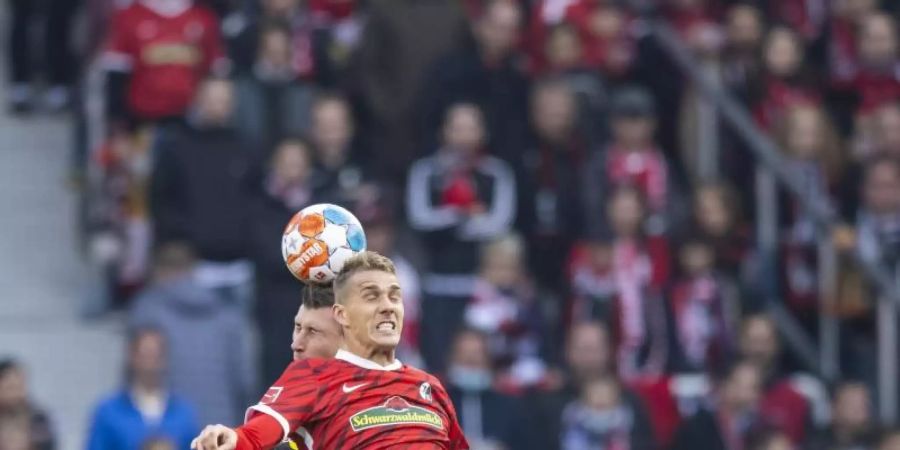 Der SC Freiburg bangt um den Einsatz von Nils Petersen (r). Foto: Tom Weller/dpa