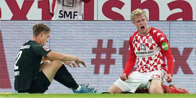 Mainz' Stürmer Jonathan Burkhardt (r) jubelt nach seinem 3:0. Links Augsburgs Robert Gumny. FSV Mainz FC Augsburg