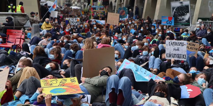 Klimaaktivisten werfen sich in der Altstadt Bern auf den Boden.