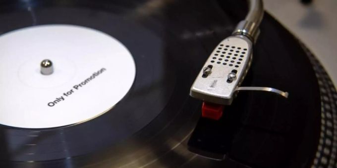 Schallplatten erleben ein Comeback bei Musikfreunden. Foto: Sina Schuldt/dpa Schallplatten erleben ein Comeback bei Musikfreunden. Foto: Sina Schuldt/dpa