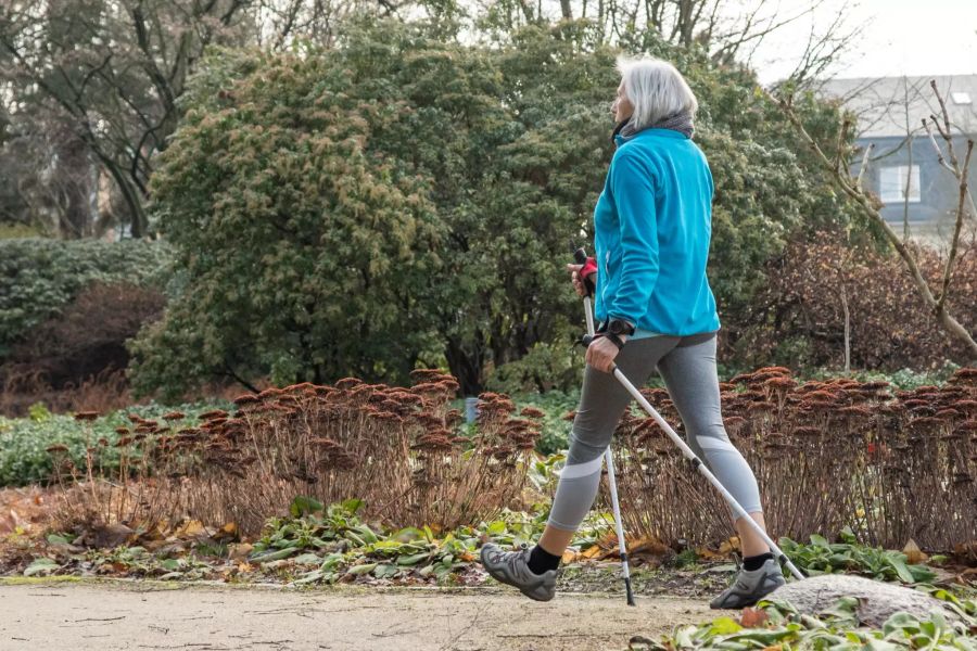 Frau beim Walking