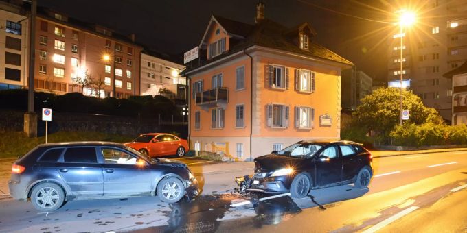 An den Fahrzeugen entstand ein Sachschaden in der Höhe von rund 30'000 Franken. Unfall