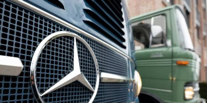 Zwei Mercedes-Benz LKW-Oldtimer stehen in Fellbach vor dem Archiv des Fahrzeugherstellers Daimler. Foto: Bernd Weissbrod/dpa Zwei Mercedes-Benz LKW-Oldtimer stehen in Fellbach vor dem Archiv des Fahrzeugherstellers Daimler. Foto: Bernd Weissbrod/dpa