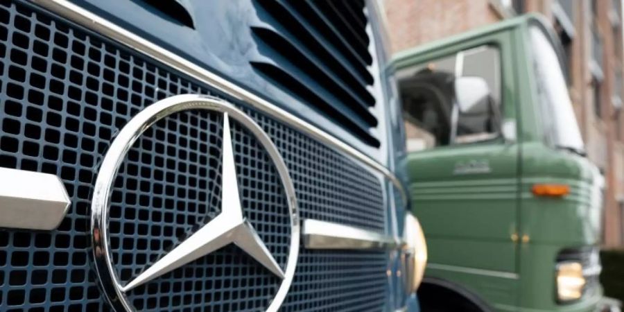 Zwei Mercedes-Benz LKW-Oldtimer stehen in Fellbach vor dem Archiv des Fahrzeugherstellers Daimler. Foto: Bernd Weissbrod/dpa