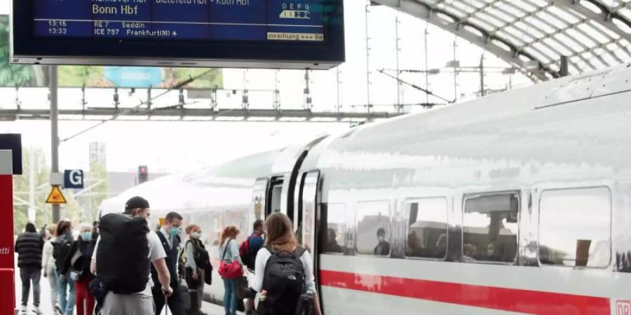 Bei der Deutschen Bahn gibt es mit dem Winterfahrplan ab 12. Dezember mehr ICE-Sprinter-Züge. Foto: Carsten Koall/dpa