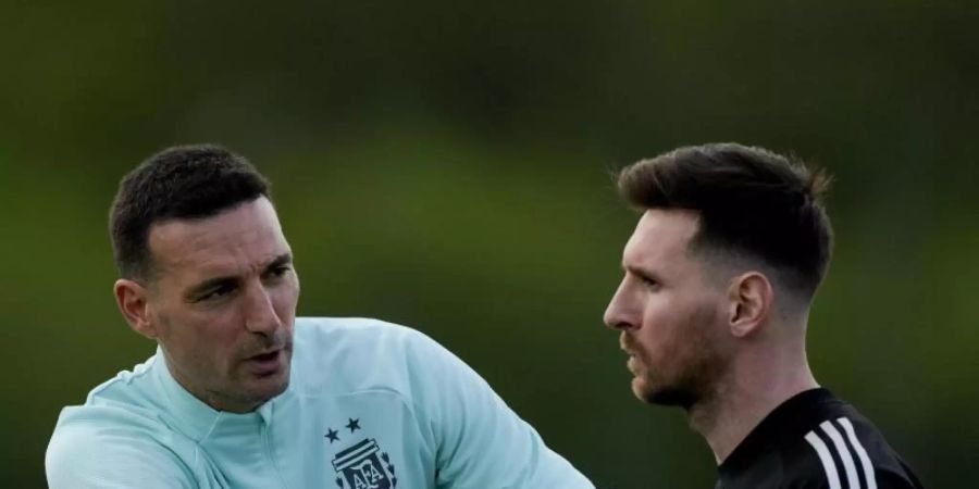 Argentinien-Coach Lionel Scaloni (l) kann gegen Brasilien auf Lionel Messi zurückgreifen. Foto: Natacha Pisarenko/AP/dpa