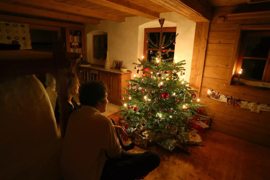 Paar vor Weihnachtsbaum