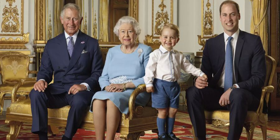 Prinz Charles, Queen Elizabeth, Prinz George und Prinz William (Aufnahme von 2016).