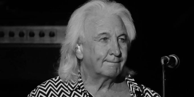 Terry Uttley stand mit Smokie auf der Bühne. Terry Uttley stand mit Smokie auf der Bühne.