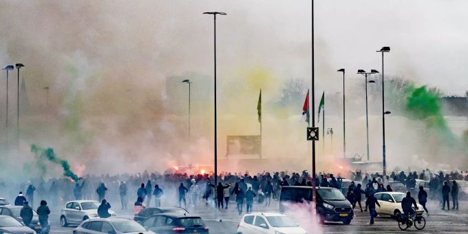 Die Fans von Feyenoord Rotterdam randalieren vor dem Spiel gegen Ajax Amsterdam am 19. Dezember 2021. Feyenoord Rotterdam