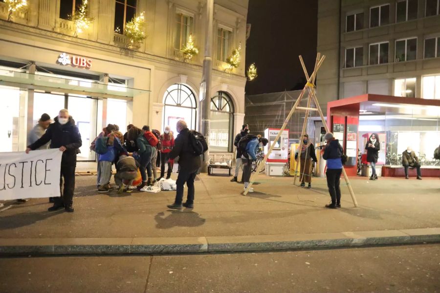 Am frühen Morgen bauen sie ihre Blockade vor der UBS am Bahnhof Bern auf.