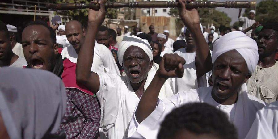 Einige Menschen protestieren Tage nach dem Militärputsch im Sudan. Foto: Marwan Ali/AP/dpa