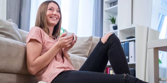Laut jüngsten Studien soll Kaffee das Leben verlängern. frau trinkt Kaffee
