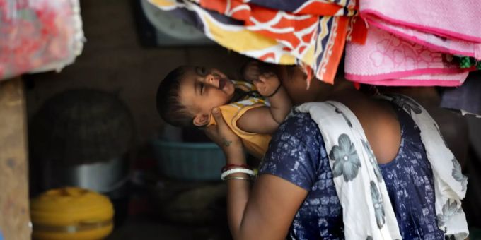Eine Mutter in Indien mit ihrem Kind. (Symbolbild) Indien