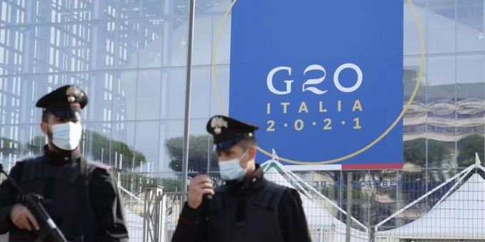 Carabinieri patrouillieren vor dem Schauplatz des Gipfels, dem Kongresszentrum La Nuvola (die Wolke) in Rom. Foto: Gregorio Borgia/AP/dpa G20