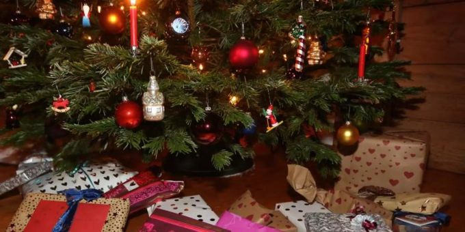 Laut einer Umfrage rechnen Verbraucher mit einer Verteuerung von Weihnachtsgeschenken. Foto: Karl-Josef Hildenbrand/dpa Laut einer Umfrage rechnen Verbraucher mit einer Verteuerung von Weihnachtsgeschenken. Foto: Karl-Josef Hildenbrand/dpa