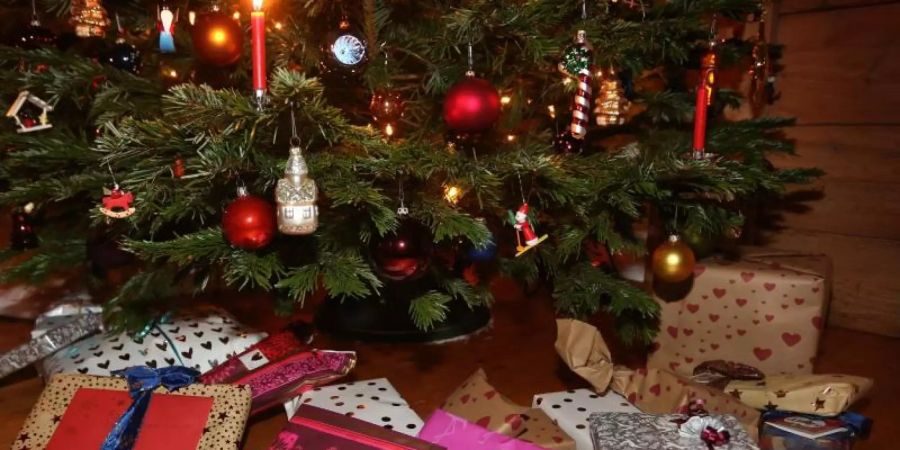 Laut einer Umfrage rechnen Verbraucher mit einer Verteuerung von Weihnachtsgeschenken. Foto: Karl-Josef Hildenbrand/dpa