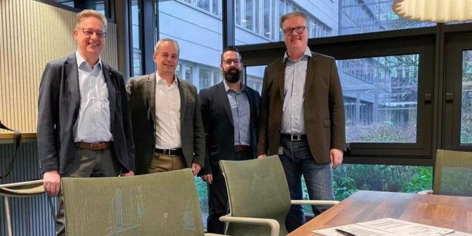 von links nach rechts: André Schneider (Geschäftsleiter gbm), Beat Kläy (Senior Partner Manager Swisscom), Niklaus Thür (Partner & Account Manager Swisscom), Remond Krebs (Leiter Telecom gbm) 20211123_GBM_Swisscom