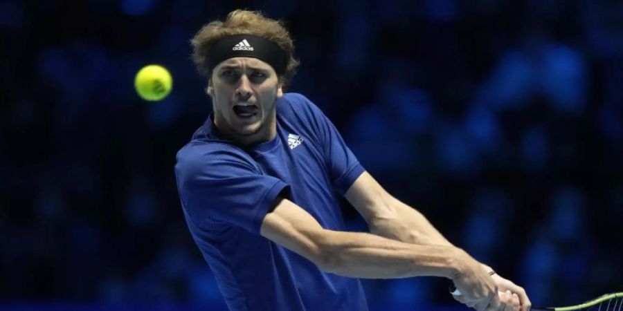 Zverev hat sich im Finale des ATP-Saisonabschlusses mit 6:4, 6:4 gegen den Russen Daniil Medwedew durchgesetzt. Foto: Luca Bruno/AP/dpa