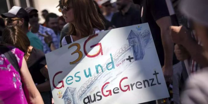 Demonstranten bei einer Kundgebung gegen die Massnahmen zur Eindämmung des Coronavirus auf dem Neumarkt in Winterthur im September 2021. Coronavirus
