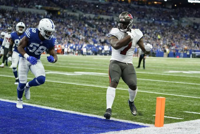 Leonard Fournette erzielt gegen die Colts vier Touchdowns. Buccaneers Colts Football