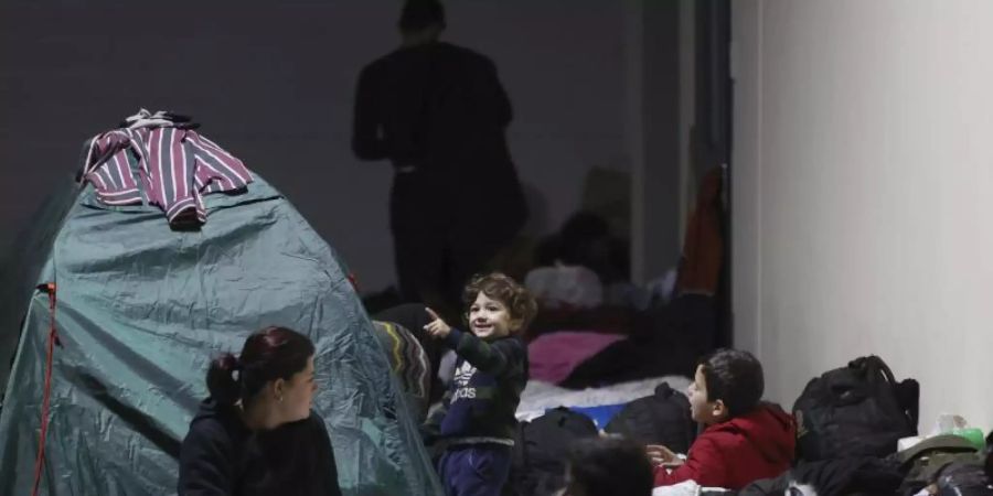 Das von der belarussischen Staatsagentur BelTA via AP zur Verfügung gestellte Handout zeigt Migranten, die sich in einem Logistikzentrum am Kontrollpunkt Kuznica nahe der belarussisch-polnischen Grenze ausruhen. Foto: Andrey Pokumeiko/BelTA/AP/dpa