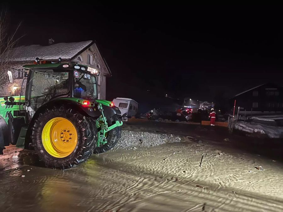 Das Hochwasser gefährdet auch das Wohngebiet.