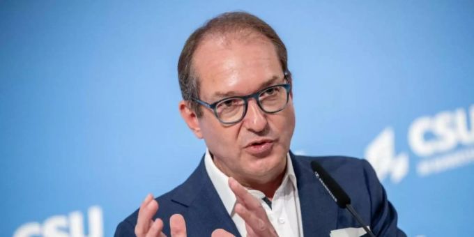 Sobald der «hingetrickste Nachtragshaushalt» im Gesetzblatt stehe, werde die Unionsfraktion Klage einreichen, sagt Alexander Dobrindt. Foto: Michael Kappeler/dpa Sobald der «hingetrickste Nachtragshaushalt» im Gesetzblatt stehe, werde die Unionsfraktion Klage einreichen, sagt Alexander Dobrindt. Foto: Michael Kappeler/dpa
