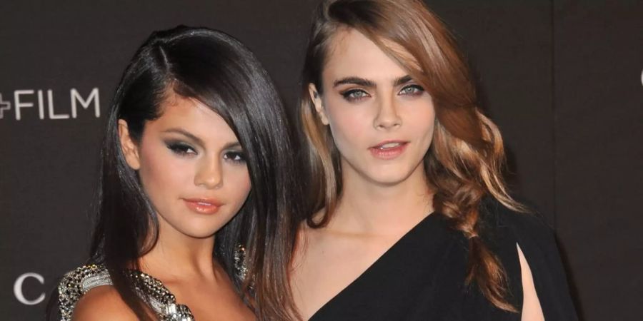 Selena Gomez und Cara Delevingne (r.) haben sich das gleiche Tattoo stechen lassen.