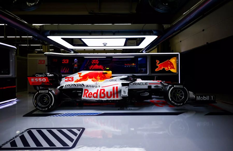 Der weisse Look der normalerweise dunkelblauen Red-Bull-Renner erinnert an Hondas erste Formel-1-Autos.