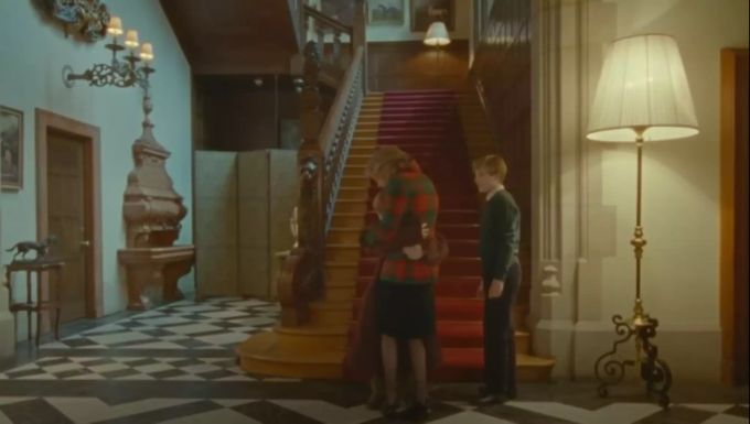 Prinzessin Diana umarmt ihre Söhne Prinz Harry und Prinz William. Diana Prinz William